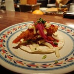 LAS DOS CARAS MODERN MEXICANO Y TACOS - ソフトシェルシュリンプのフリット（タコス）