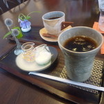 サンドイッチハウス　メルヘン - 趣のある陶器に、花などが飾られていて良い雰囲気