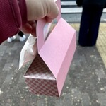 御菓子司 亀屋 - ピンクの箱に入れてくれます