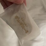 リリエンベルグ - ポルボローネの中身。ブールドネージュみたいなザクザク感を想像していたら、しっとりしたきなこの塊のような独特の食感（味はアーモンド系です）で新鮮！