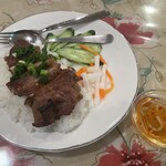 THI THI - スペアリブのせご飯