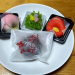 御菓子司 亀屋 - 中央が本町小町（194円）