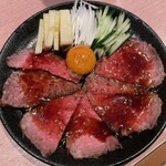 焼肉問屋 牛蔵 - 黒毛和牛ローストビーフユッケ仕立て