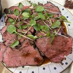 いづつ屋 - 市販のローストビーフソースに湯煎や焼きで出た肉汁などを混ぜて、オリジナルソースを作成