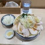 ラーメンみなみ - チャーシュー背脂中華 大盛り 薬味ネギ おろしニンニク    ライス
