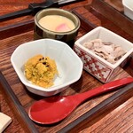 きはるの胡麻鯖や - お通しは3品。「かぼちゃとくるみ」「酢もつ」「茶碗蒸し」