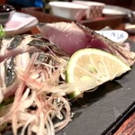 きはるの胡麻鯖や - 【炙り鯖刺】長崎県五島列島産。表面を炙り香りがいい。かぼすを搾り、千切りしたみょうがをお供に