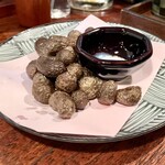 きはるの胡麻鯖や - 【むかごの素揚げ】山芋のつるの葉の付け根にできる養分を蓄えた肉芽であるむかごの素揚げ…塩で。日本酒との相性が抜群。
