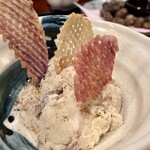 きはるの胡麻鯖や - 【焼きサバのポテトサラダ】ポテトチップを盛られたポテトサラダ。ビジュアルもさることながら、焼きサバの風味が一層引き立てます。