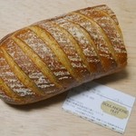 HUIT - 天然酵母のライ麦パン　380円