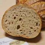 HUIT - 天然酵母のライ麦パン　断面