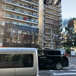 HAYAKAWA coffee - ベルサール九段の先の信号を渡ります（マスキング修正済み）