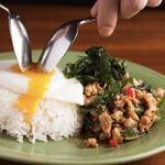 モンスーンカフェ - ガパオライス。撮り忘れたから店の写真を拝借してます