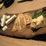 Waichi - お気に入りの酒の肴３点盛。左から、クリームチーズ・ルイベ・もろみ漬け豆腐