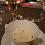 シェラトングランデ・トーキョーベイ・ホテル - カリフラワーのクリームスープ　
      ハーブ風味のズワイ蟹とスパイシーツイストパイと共に