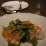 シェラトングランデ・トーキョーベイ・ホテル - シーフードとベビーリーフのサラダミルフィーユ仕立て
      シャンパンとオレンジのエマルション　ハープと海のルビーをちりばめて