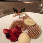 シェラトングランデ・トーキョーベイ・ホテル - カフェクリームのモンブラン　ブッシュドノエル仕立て　
      赤い果実とクーリーバニラアイスクリーム添え
      