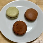 ラ・メゾン・デュ・ショコラ - マカロン、下から時計回りで、ベネズエラ、キト、ピスタチオ