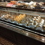 パティスリー ビガロー - ショーケース。圧倒的茶色(笑)