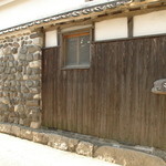 こいわい食堂 - 外観は祝島伝統の練塀です。