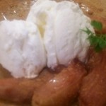 トミーズ キッチン - 焼きリンゴ(紅玉)のバニラアイス添え