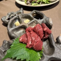 馬刺しと焼き鳥 グルマン三年坂 - 