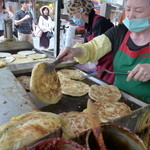 天津葱抓餅 - 次々でき上がります。