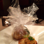 スターアニス - 白身魚の煎り焼き ピリ辛ソース 上海蟹のガーリックトースト添え