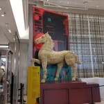 つきぢ松露 - 銀座三越本館正面入口近くに置かれている2026年の干支 馬のオブジェ