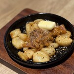 釣宿酒場 マヅメ - にんにく塩辛バター　599円