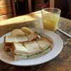 イイグル - ハムチーズサンドのセット。ドリンクはオレンジジュース。