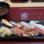 立喰いすし さくだ屋 - どれも一貫一貫が大きめで、価格を考えると十分に満足できる美味しさです。