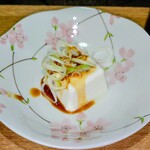 丸山鮮魚店 - もう1品、冷奴を、これもまぐろ丼のたれをかけて