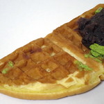 手作りアメリカンワッフル専門店 ワッフルパウエル - ワッフルサンド≪小倉抹茶ホイップ≫（中はこんな感じ、2014年11月）