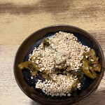 無鉄砲  - 激辛高菜は本店より辛いので、私はたっぷりの胡麻と少しラーメンタレをかけて頂く
