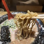 無鉄砲  - この超濃厚豚骨にはレギュラーの太縮れ麺が良く合う