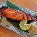 小鉢と日本酒 たとえば。 - 鮭西京焼き。お酒がすすむ〜♥