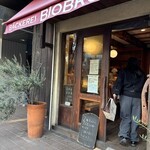 ベッカライ ビオブロート - お店入り口　2組までの制限あり。