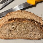 ベッカライ ビオブロート - 中もヒマワリのタネがポリポリ。ワタシの1番のお気に入り♪