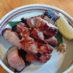 小鉢と日本酒 たとえば。 - 豚肉味噌漬け焼き。柔らかく香ばしい♥。これもお酒の供だぁ♪