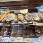 ベッカライ ビオブロート - ショーケース内　素敵なパンが♪