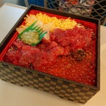駅弁屋 踊 - 料理写真:まぐろいくら弁当