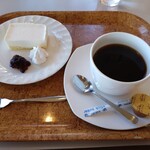 レストラン　フジミヤ - レアチーズケーキ450円、ホットコーヒー400円