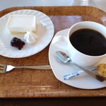 レストラン　フジミヤ - レアチーズケーキ450円、ホットコーヒー400円