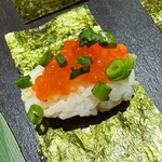 酒呑倶楽部 つなよし 札幌駅前店 - No6「一口手巻きいくら寿司」