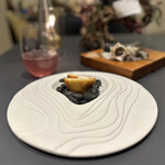 プレゼンテ スギ - ②サワラの生ハム　桜の葉のパウダー
      
      ③片口鰯のパニーノ
      緑茶ビネガー漬け　トマトハーブソース　
      水牛のモッツァレラチーズのヨーグルトソース