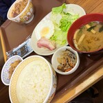 すき家 札幌駅前通北一条店 - 主の「朝定食」はベーコンと牛小鉢