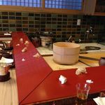 魚正 - 奥に穴子を焼く七輪