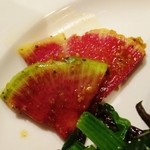 クロモリ - 夜：紅芯大根の四川和え