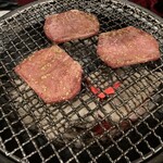 焼肉 燕 - 牛タンです、別添えで塩ネギが付いてます